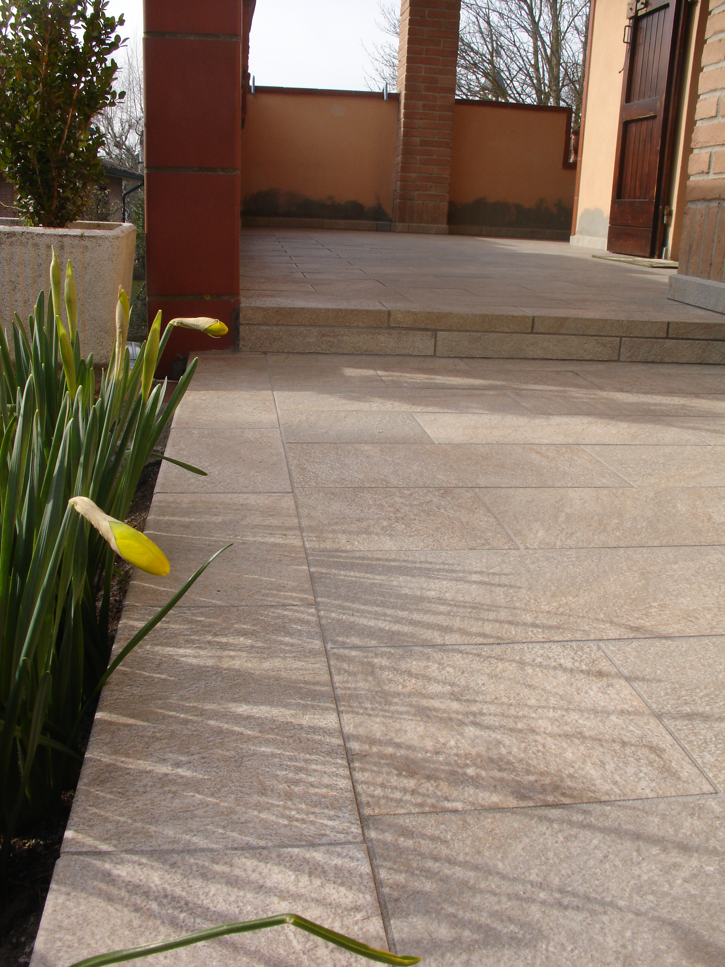 Pavimento in gres porcellanato molto dinamico per ambienti outdoors
